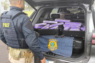 Pol&iacute;cia prende casal com 87 quilos de maconha escondidos em malas na BR-277