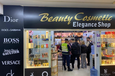 Suspeita de perfumes falsificados leva autoridades a fiscalizar loja em Ciudad del Este