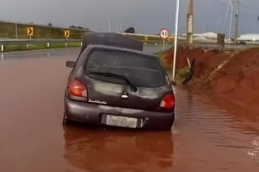 Chuva transforma marginal da BR-277 em rio e deixa carro ilhado no acesso &agrave; Perimetral