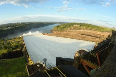 Vertedouro da Itaipu volta a ser aberto pela primeira vez desde novembro de 2025