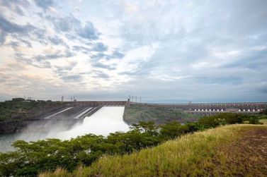 Abertura do vertedouro de Itaipu transforma usina em espet&aacute;culo neste domingo 