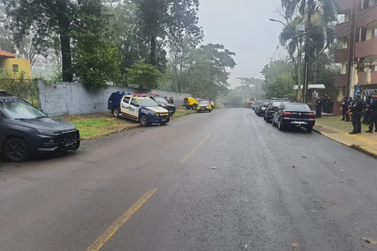 Barracos usados para tr&aacute;fico e esconder produtos de furto s&atilde;o demolidos no Centro de Foz