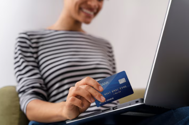 Cart&atilde;o de cr&eacute;dito virtual ganha espa&ccedil;o e j&aacute; pode ser usado em compras nas lojas f&iacute;sicas
