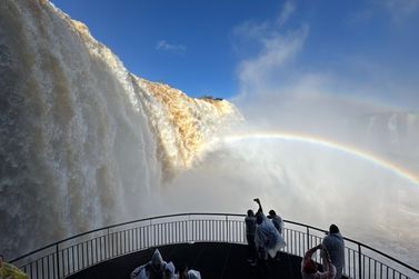 Cataratas recebem turistas com um espet&aacute;culo de 4,9 milh&otilde;es de litros por segundo