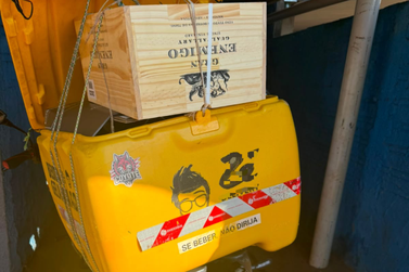 Motociclista &eacute; flagrado com vinhos de contrabando em caixa de aplicativo de bebidas
