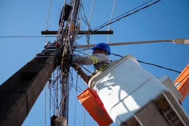 Nova lei obriga identifica&ccedil;&atilde;o de todos os fios instalados nos postes de Foz do Igua&ccedil;u