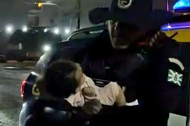 Pedido de socorro na rua termina com beb&ecirc; salva por equipe da Guarda Municipal 