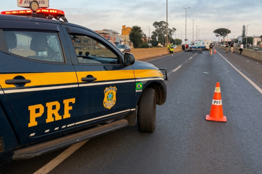 Atirador em ve&iacute;culo mata motociclista e deixa mulher ferida no viaduto da BR-277