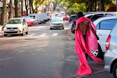 C&acirc;mara cobra plano para &aacute;reas com concentra&ccedil;&atilde;o de pessoas em situa&ccedil;&atilde;o de rua
