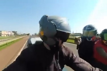 Dupla aponta arma para motociclista durante tentativa de assalto na BR-277