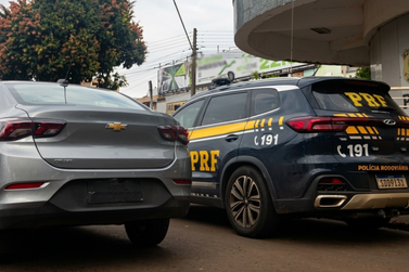Carro furtado h&aacute; oito dias &eacute; recuperado durante fiscaliza&ccedil;&atilde;o; motorista &eacute; preso