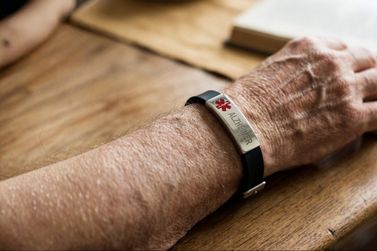 Foz pode distribuir pulseiras gratuitas para localizar idosos com Alzheimer