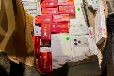 Fundo falso em carro escondia mil ampolas e celulares avaliados em R$ 500 mil