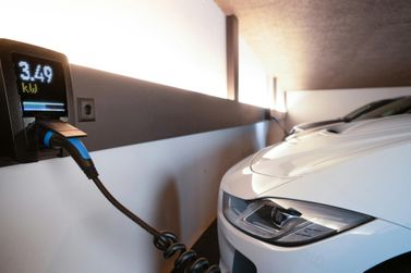 Recarga para carros el&eacute;tricos poder&aacute; ser obrigat&oacute;ria em hot&eacute;is, shoppings e mercados