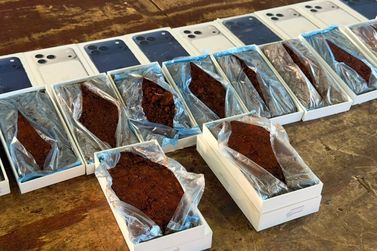 Receita abre caixas de celulares e encontra uma carga de barro na fronteira