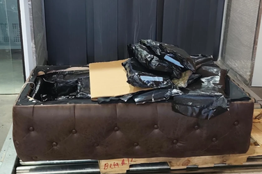 Sof&aacute; com fundo falso esconde 18,5 kg de maconha enviada dos EUA ao Paraguai