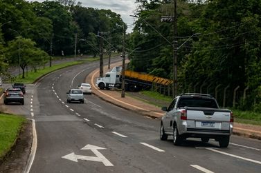 Caminh&atilde;o sem freio vai parar em mata pr&oacute;xima a pista de caminhada na Vila A