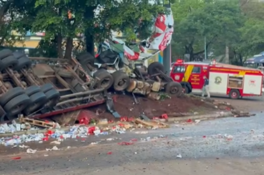 Carreta tomba e deixa motorista morto em movimentada via de Ciudad del Este
