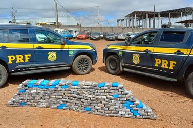 Motorista abandona caminh&atilde;o em ped&aacute;gio e PRF encontra 240 kg de coca&iacute;na nos pneus