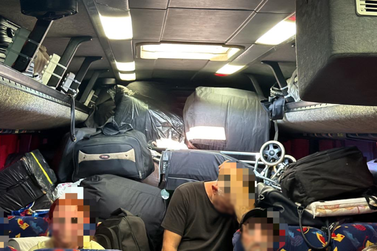 Passageiros viajavam sobre caixas de cigarros em &ocirc;nibus apreendido pela Receita