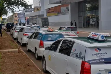 Taxistas paraguaios protestam contra novas regras para transporte em Foz do Igua&ccedil;u
