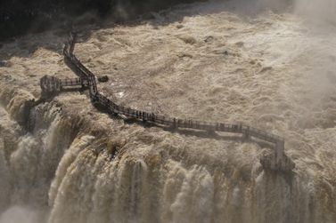 Vaz&atilde;o cinco vezes acima da m&eacute;dia fecha passarela das Cataratas nesta sexta-feira 