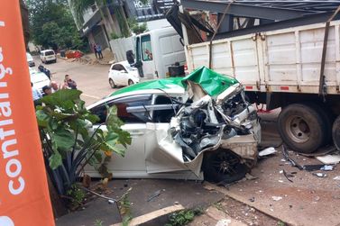 Caminh&atilde;o perde o controle, atinge quatro t&aacute;xis e quase acerta sorveteiro em CDE
