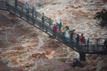 Cataratas do Igua&ccedil;u t&ecirc;m vaz&atilde;o quase cinco vezes acima da m&eacute;dia nesta sexta-feira