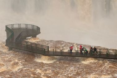 Cheia do Rio Igua&ccedil;u leva Parque a retirar grades da passarela das Cataratas