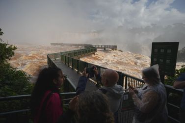 Cheia fecha lado argentino das Cataratas e amplia interdi&ccedil;&otilde;es no lado brasileiro