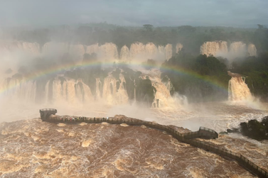 Como a passarela das Cataratas do Igua&ccedil;u resiste &agrave; for&ccedil;a da &aacute;gua durante as cheias?