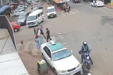 Turistas brasileiros desarmam assaltante em Ciudad del Este; suspeito foge