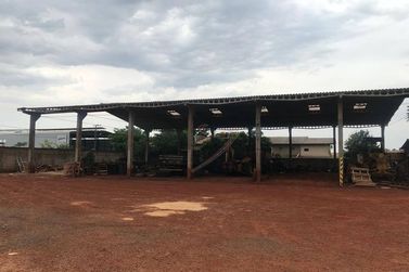 Sal&atilde;o Comercial para alugar - 890m&sup2; - Distrito Industrial