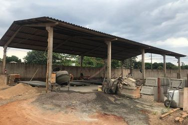 Sal&atilde;o Comercial para alugar - 890m&sup2; - Distrito Industrial