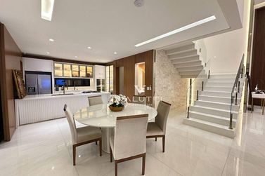 Sobrado &agrave; venda - 472m&sup2; - Condom&iacute;nio Residencial Esmeralda