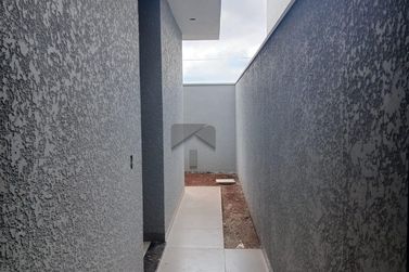 Casa &agrave; venda - 70m&sup2; - Lote Grande
