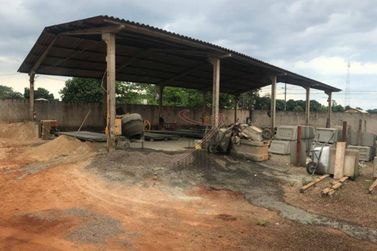 Sal&atilde;o Comercial para alugar - 890m&sup2; - Distrito Industrial