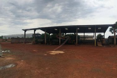 Sal&atilde;o Comercial para alugar - 890m&sup2; - Distrito Industrial