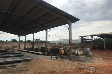 Sal&atilde;o Comercial para alugar - 890m&sup2; - Distrito Industrial