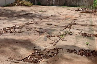Terreno &agrave; venda - 911m&sup2; - Bourbon