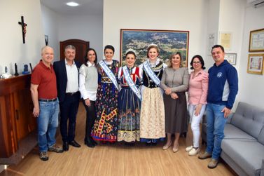 Trajes das soberanas do Folclore Alemão são apresentados em Nova Petrópolis