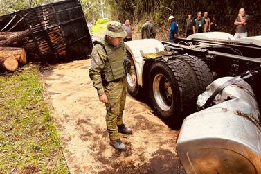 Brigada Militar atende ocorr&ecirc;ncia de tombamento de caminh&atilde;o em Canela