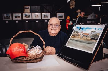 Artista Joaquim da Fonseca faz demonstra&ccedil;&atilde;o de pintura na 35&ordf; Festa da Col&ocirc;nia de Gramado