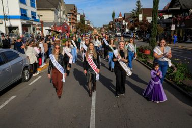 Com ex-soberanas da Festa da Col&ocirc;nia, Desfile de Carretas lota o Centro de Gramado