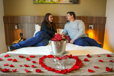 Fam&iacute;lia Fioreze transforma hospedagens em cen&aacute;rio para casais celebrarem o amor em Gramado