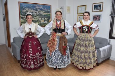 Soberanas do Folclore Alem&atilde;o de Nova Petr&oacute;polis apresentam trajes oficiais