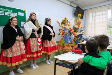Soberanas e personagens levam tradi&ccedil;&atilde;o da Festa da Col&ocirc;nia &agrave;s escolas rurais de Gramado