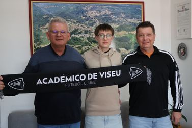 Atleta nova-petropolitano campe&atilde;o em Portugal entrega presente ao Executivo