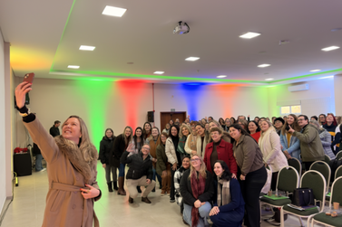 Mais de 300 educadores participam de forma&ccedil;&atilde;o promovida pela Sicredi Pioneira