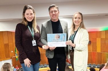 Nova Petr&oacute;polis recebe certificado de Munic&iacute;pio Amigo da Vacina em Porto Alegre